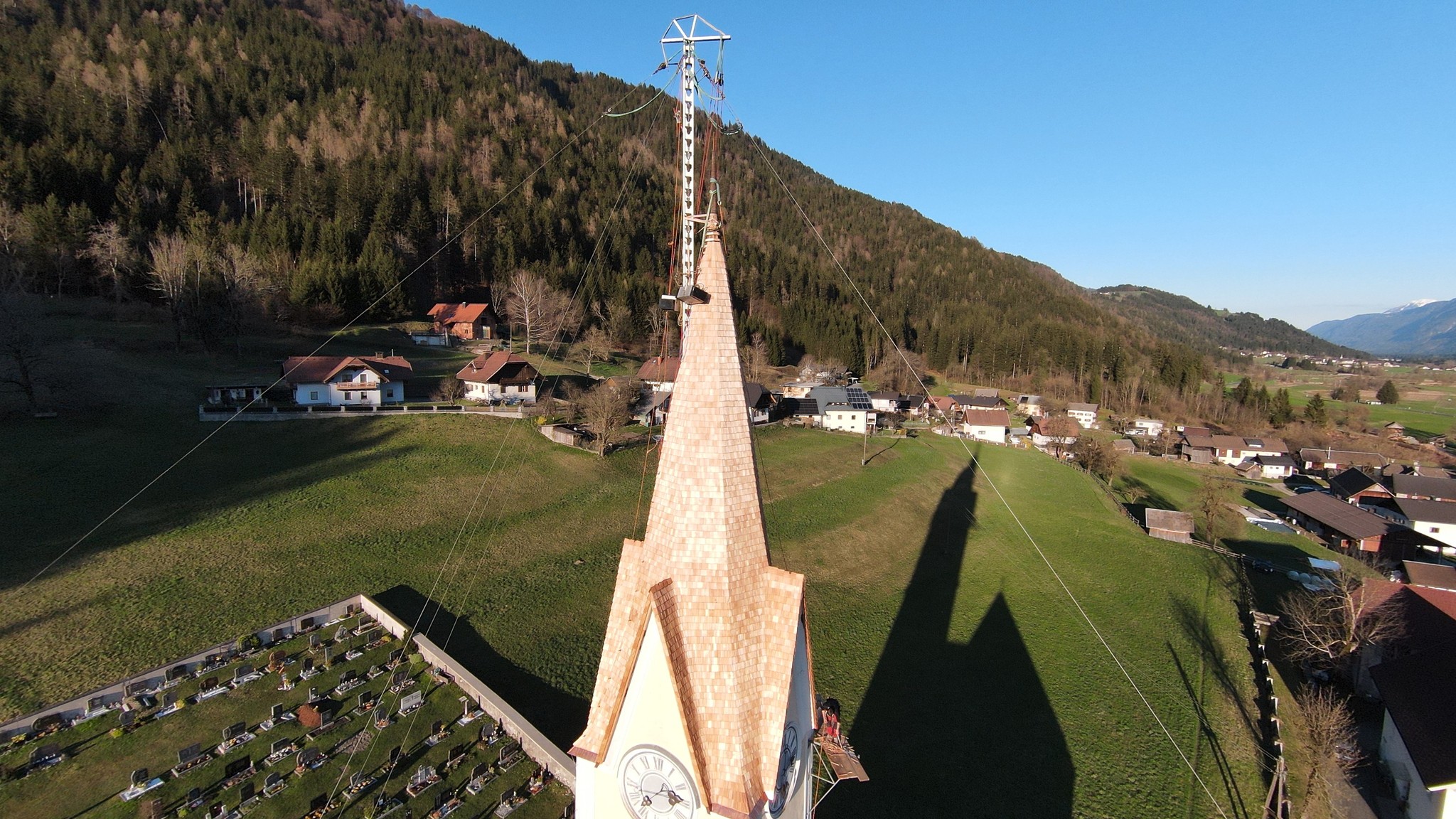 Lärchenschindeln am Turmdach der evangelischen Kirche in Treßdorf.