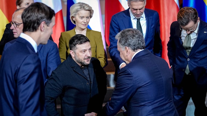 Der ukrainische Präsident Wolodymyr Selenskyj (m.), der zuletzt in Berlin verhandelt hatte, ...