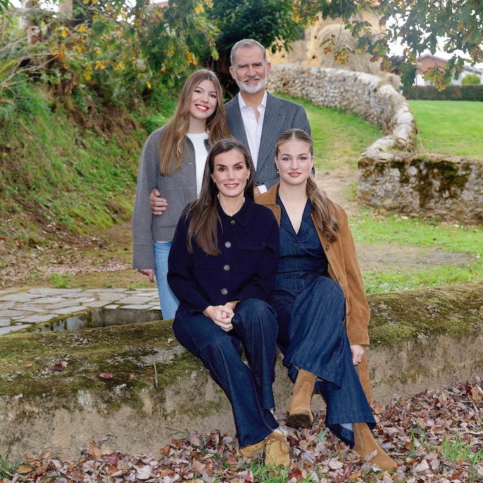 Im entspannten Jeans-Look posierten König Felipe und Königin Letizia mit den Töchtern Leonor und ...
