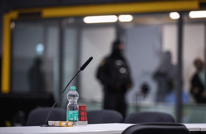 Wird der Prozess nun ohne den Angeklagten fortgesetzt?