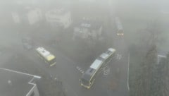 Nichts ging mehr: Der verkeilte Linienbus blockierte gleich zwei Straßen.
