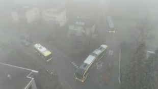 Nichts ging mehr: Der verkeilte Linienbus blockierte gleich zwei Straßen.