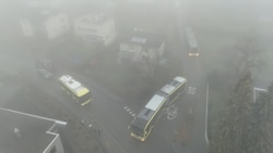 Nichts ging mehr: Der verkeilte Linienbus blockierte gleich zwei Straßen.