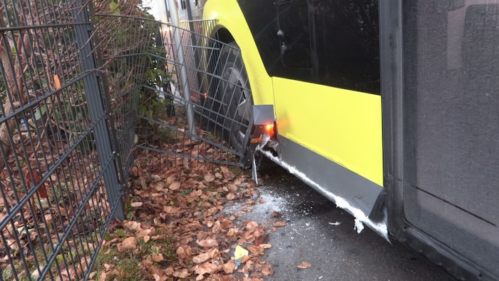 Der Bus hatte sich regelrecht in den Zaun verkeilt.