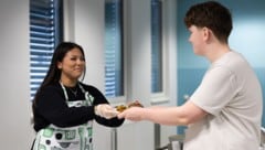 Die Schüler Nazanin (16) und Doridije (13) mit vollem Elan beim Buffet 