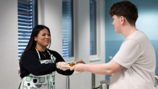 Die Schüler Nazanin (16) und Doridije (13) mit vollem Elan beim Buffet 