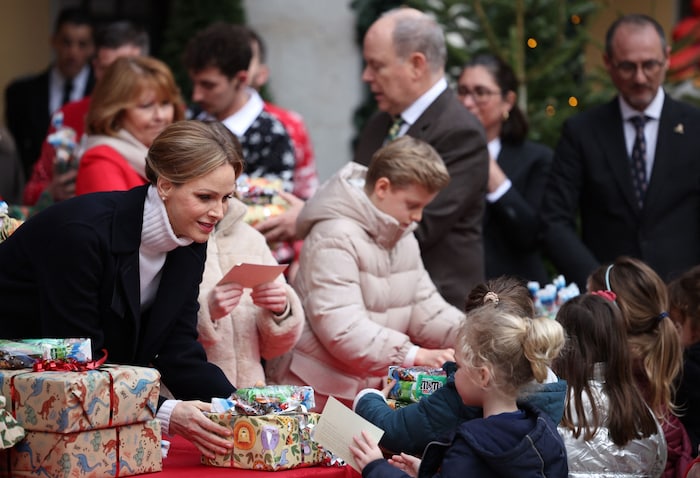 Schon sehr selbstbewusst erledigt die Zwillinge die weihnachtliche Aufgabe.