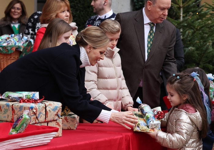 Die Zwillinge halfen ihren Eltern dabei, den Kindern Weihnachtsgeschenke zu überreiche.