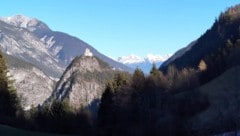 Die Burgruine Kronburg über dem Landecker Talkessel drängt sich am Hinweg sofort ins Bild.
