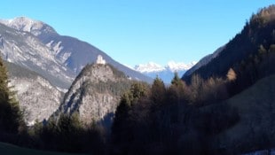 Die Burgruine Kronburg über dem Landecker Talkessel drängt sich am Hinweg sofort ins Bild.