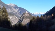 Die Burgruine Kronburg über dem Landecker Talkessel drängt sich am Hinweg sofort ins Bild.