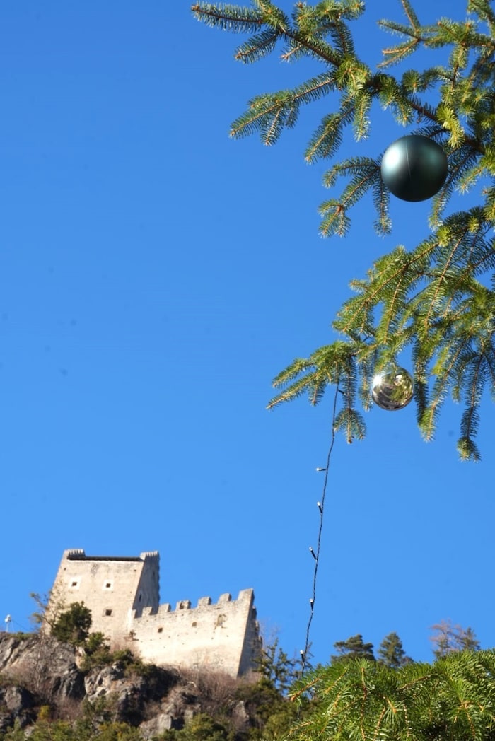 Christbaumkugeln unterhalb der Burgruine und strahlende Sonne...