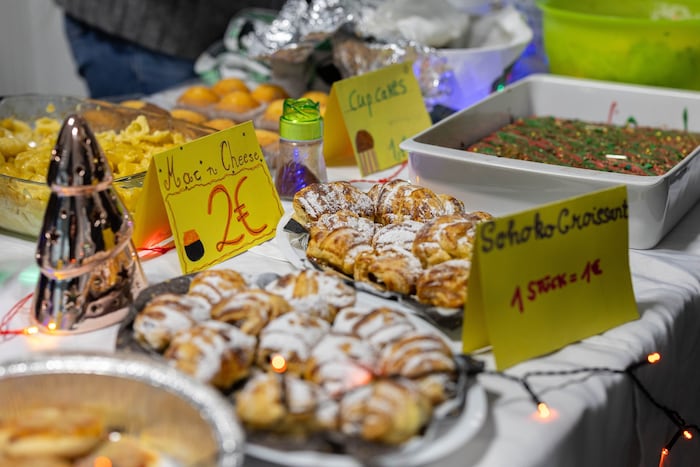 Von Schoko-Croissont bis Pizzabrötchen: Der Buffettisch ist reichlich gedeckt.