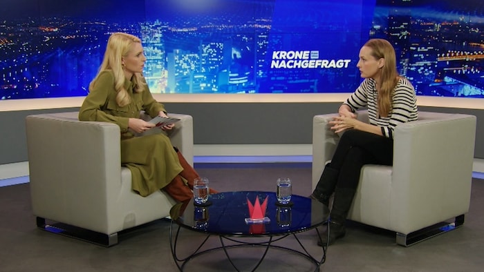krone.tv-Moderatorin Jana Pasching im Talk mit Liza Ulitzka