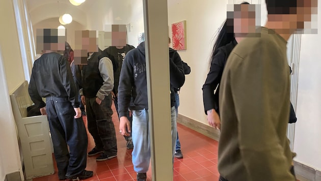 Die beiden Angeklagten wurden von einem regelrechten „Fanclub“ begleitet.