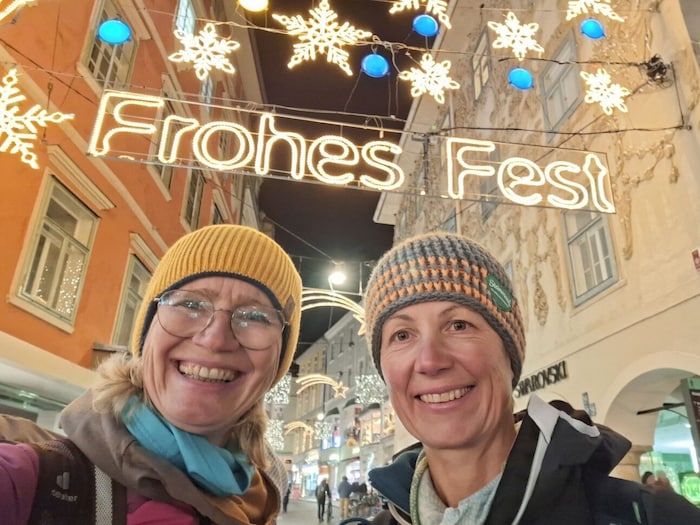 Elisabeth Zienitzer und Silvia Sarcletti (re.) wünschen unseren Lesern ein schönes ...