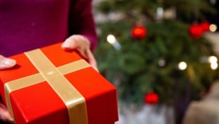 Zu Weihnachten werden Geschenke verteilt. Nur an wen? Und von wem wird man selbst beschenkt? ...