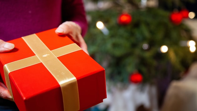 Zu Weihnachten werden Geschenke verteilt. Nur an wen? Und von wem wird man selbst beschenkt? ...