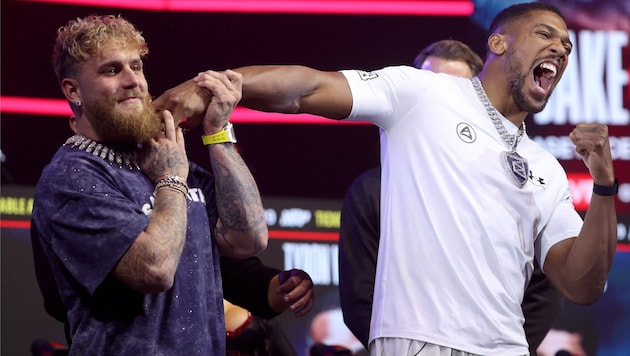 Jake Paul (li.) und Anthony Joshua