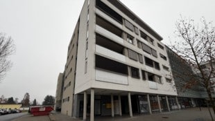 Marcel Tratnik Noch immer laufen die Sanierungsarbeiten in der Klagenfurter Enzenbergstraße nach dem ...