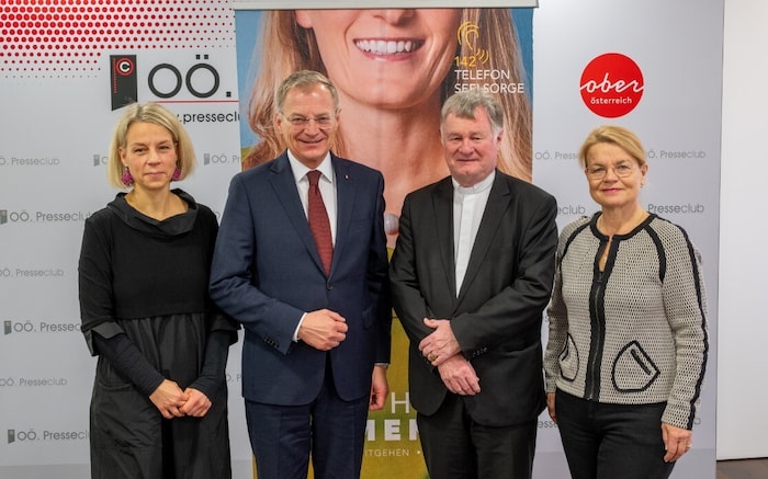 vlnr: Barbara Lanzerstorfer-Holzner (Telefonseelsorge OÖ), LH Thomas Stelzer, Bischof Manfred ...