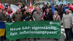 Bernd Brodtrager (links) und Andreas Steinegger (Mitte) protestierten am Donnerstag gegen die ...