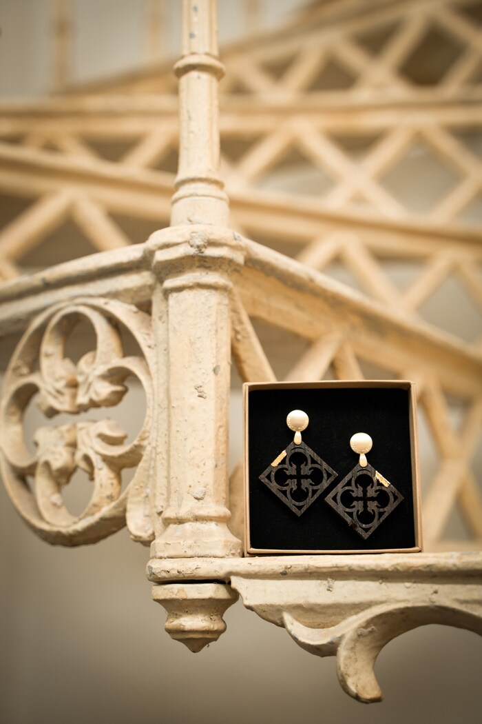 Schmuck, der sich an die verborgene Wendeltreffe anlehnt.