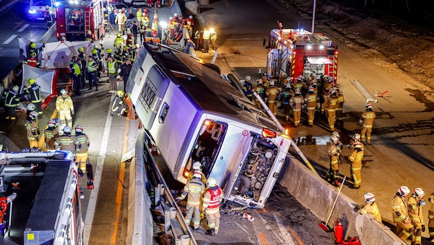Großeinsatz nach dem schweren Reisebus-Unfall auf der A1 bei Thalgau im Mai 2024.