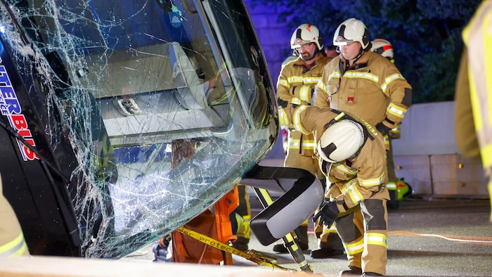 Einige Passagiere waren eingeklemmt.