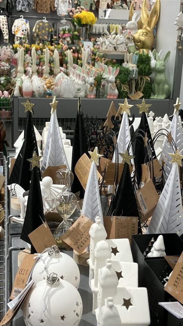 Nebeneinander: Weihnachts- und Osterdeko