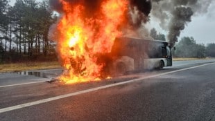 Der Bus brannte nahezu vollständig aus.