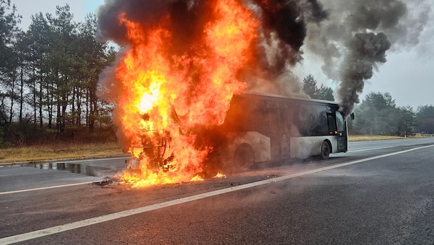 Der Bus brannte nahezu vollständig aus.
