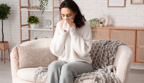 Niesreiz ist oft das erste Symptom einer entzündeten Nasenschleimhaut aufgrund einer Allergie.