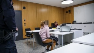 Die Ungarin sitzt seit Oktober in U-Haft. Polizisten begleiteten die Frau am Donnerstag in den ...