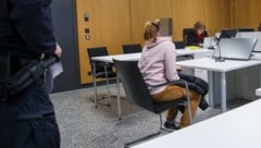 Die Ungarin sitzt seit Oktober in U-Haft. Polizisten begleiteten die Frau am Donnerstag in den ...