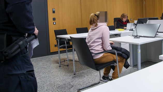 Die Ungarin sitzt seit Oktober in U-Haft. Polizisten begleiteten die Frau am Donnerstag in den ...