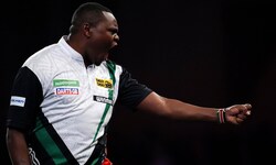 David Munyua ist bei der Darts-WM als erster Kenianer eine Runde weiter.