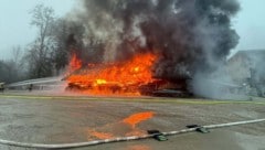 Die 25 Meter lange Lagerhalle brannte leider völlig ab.