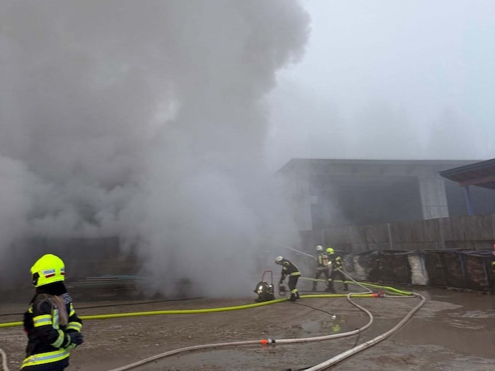 Ein Übergreifen des Brandes auf Nachbargebäude wurde verhindert.