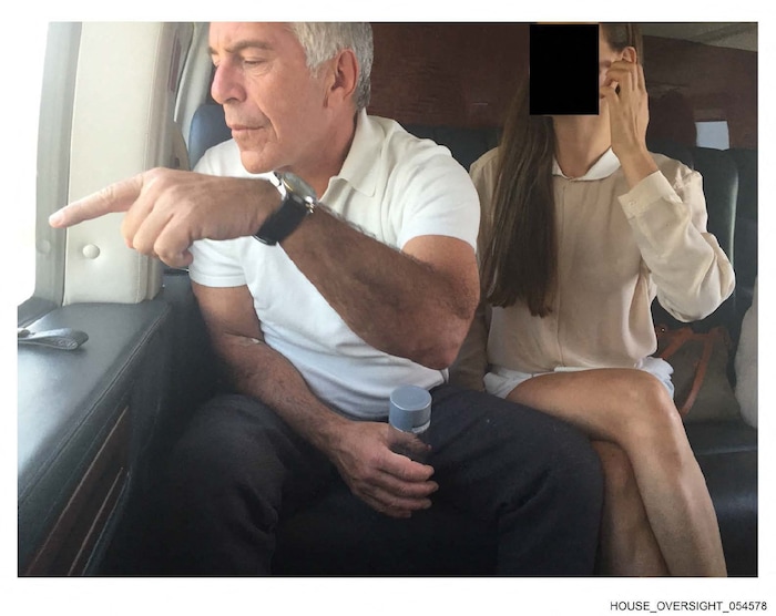 Epstein in einem Privatjet mit einer jungen Frau