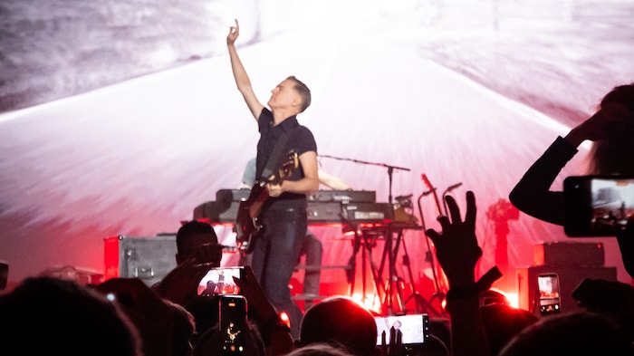 Wie eine Marienerscheinung: Bryan Adams wirkte für seine 11.000 Jünger tatsächlich wie ein ...