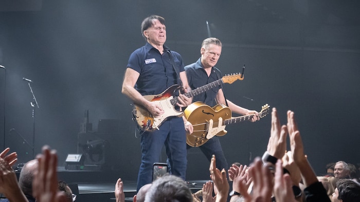 Mit Gitarrist Keith Scott arbeitet Adams seit fast 50 Jahren zusammen. Auch auf der Bühne sind ...