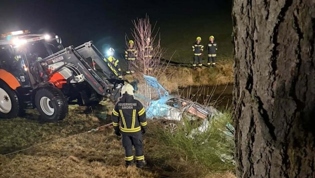 Das Auto wurde aus dem Teich gezogen