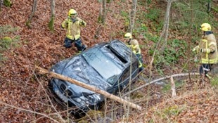 Das Auto wurde beim Unfall erheblich beschädigt.