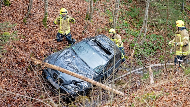 Das Auto wurde beim Unfall erheblich beschädigt.