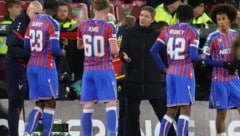 Oliver Glasner im Gespräch mit seinen Spielern