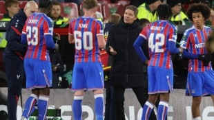 Oliver Glasner im Gespräch mit seinen Spielern