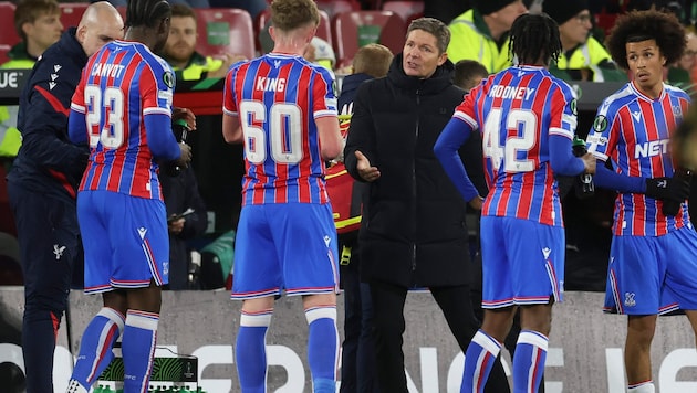 Oliver Glasner im Gespräch mit seinen Spielern