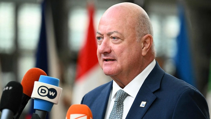 Kanzler Stockerfreut sich über die Lösung.