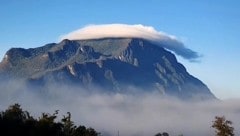 Wie eine riesige Kappe schwebt die Wolke über dem 2175 Meter hohen Berg. 